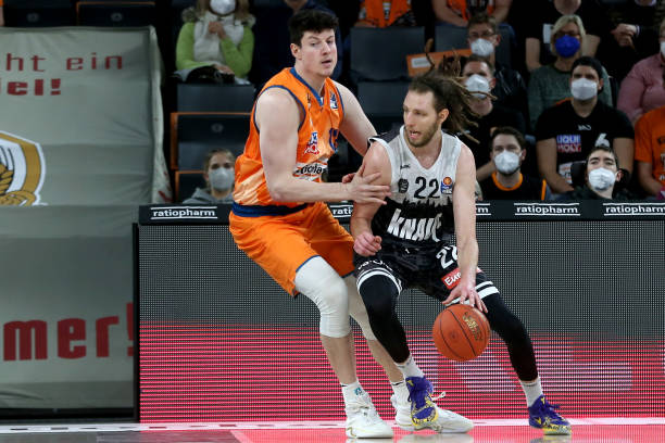 也得益于中 也得益于中